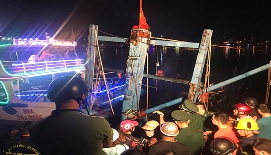 Cháy tàu cá ngay tại chân cầu Rồng lúc nửa đêm