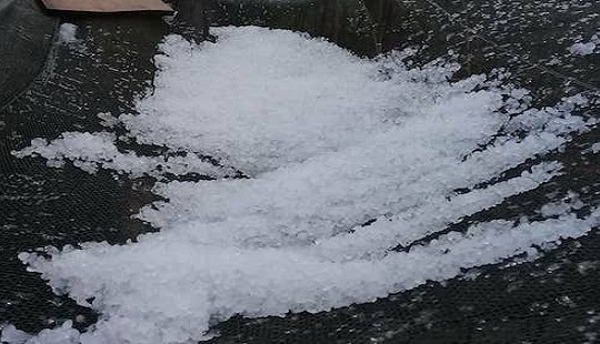 Mưa đá trút xuống Nghệ An, nhiều nhà hư hỏng