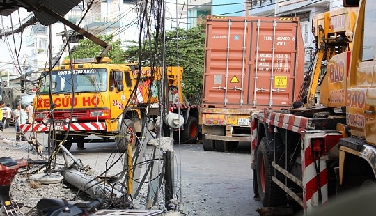 Container cày nát trụ điện, tông sập nhà dân lúc rạng sáng