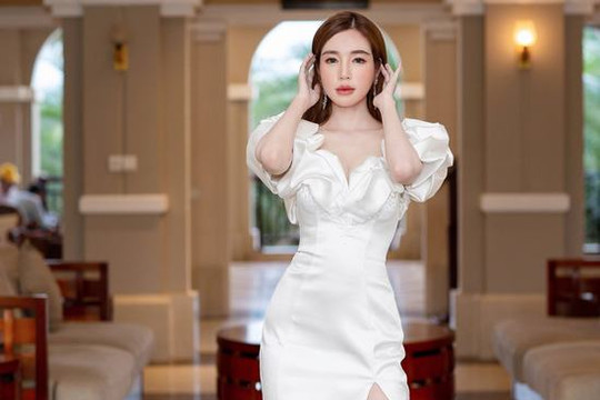 Elly Trần hút mắt với váy xẻ cao quá đùi