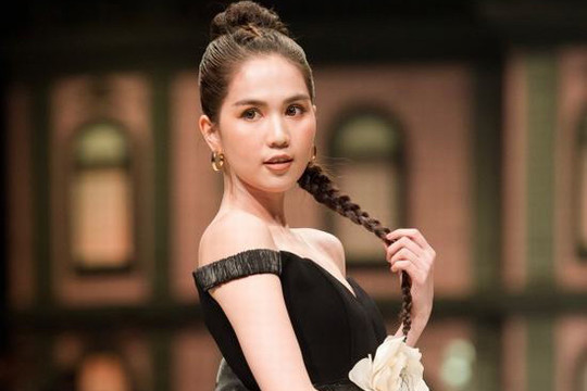 Ngọc Trinh khoe bờ vai gợi cảm khi trở lại sàn catwalk