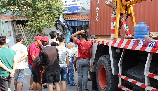 Container cày nát trụ điện, tông sập tiệm thuốc Tây ở TP.HCM