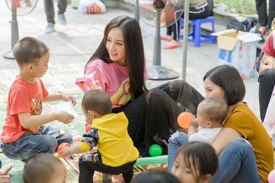 Hoa hậu Mai Phương Thúy làm từ thiện với số tiền kỷ lục
