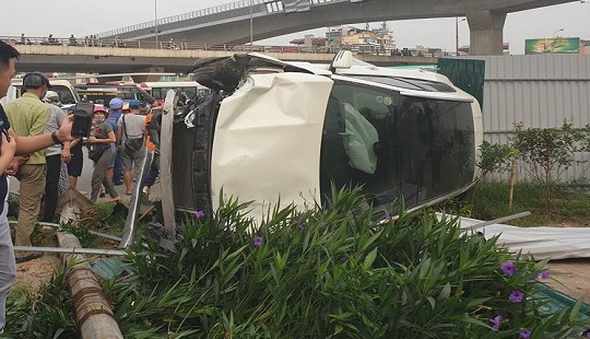 Hà Nội: "Xe điên" tông hàng loạt xe máy, nhiều người nhập viện
