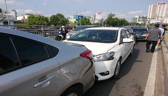 7 ô tô tông liên hoàn trên cầu vượt, giao thông kẹt cứng