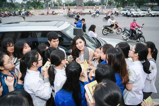 Á hậu Tú Anh đọ sắc với Thu Ngân, Hoàng My