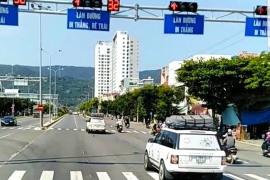 Đoàn xe sang vượt đèn đỏ ở Đà Nẵng: Phạt tiền, tước giấy phép lái xe 2 tháng