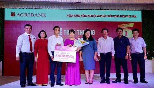 Trao sổ tiết kiệm cho khách hàng trúng Giải đặc biệt chương trình “Gửi tiền trúng lớn cùng Agribank”