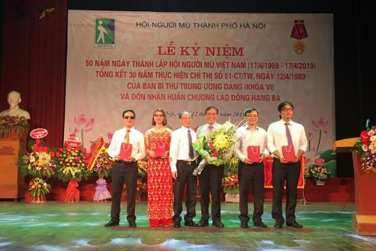 AIC Group tặng điện thoại “9999 hy vọng”, giúp người khiếm thị ‘nhìn thấy cả thế giới’