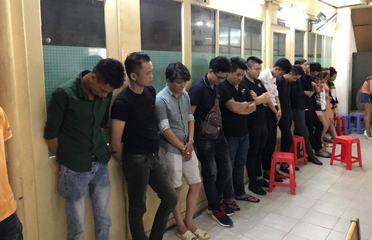 Hàng chục người phê ma túy trong quán bar ở TP.HCM