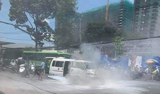 Xe cứu thương bốc cháy lúc giữa trưa ở TP.HCM