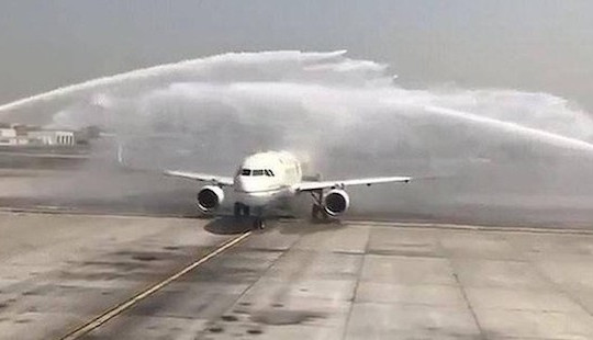 Phun vòi rồng chào mừng, sân bay Dubai vô tình làm hành khách bị thương