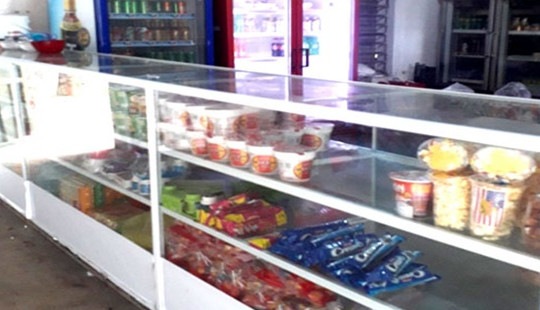 Căng tin trong trường học, bán hàng ăn vặt gây mất mỹ quan