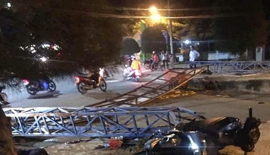 Tông đổ cổng chào, nam thanh niên nguy kịch