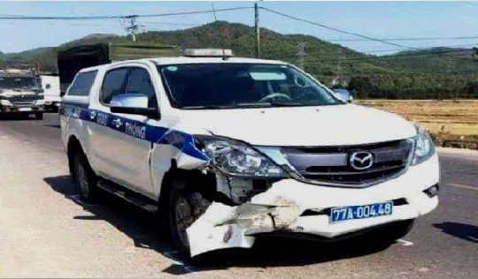 Va chạm với xe tuần tra cảnh sát giao thông, một người tử nạn