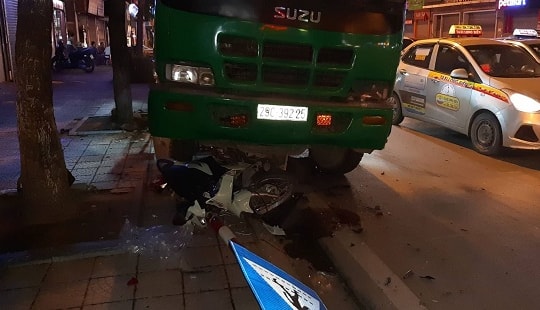 Xe chở rác đâm trọng thương 2 người đang dừng đèn đỏ