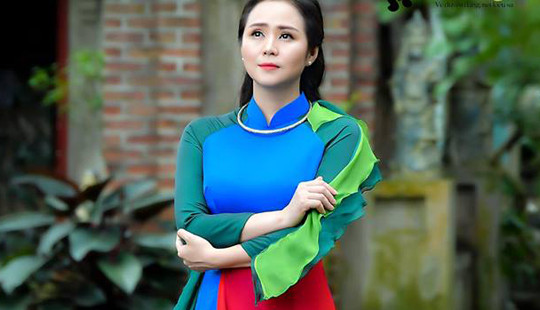 Nữ hoàng hoa hồng Thanh Hương duyên dáng trong BST áo dài color block