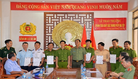 Khen thưởng chuyên án triệt phá đường dây vận chuyển ma túy xuyên quốc gia
