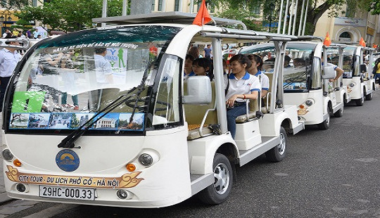 Vi vu phố cổ Hà Nội bằng xe điện thân thiện với môi trường