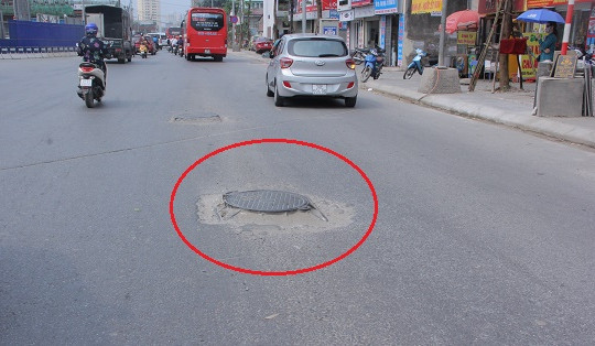Hà Nội: Nhiều nắp hố ga “tử thần” trồi lên mặt đường Phạm Văn Đồng