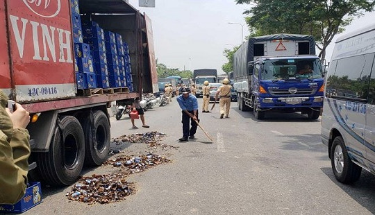 Hàng loạt thùng bia văng ra đường, Quốc lộ 1 ùn tắc nghiêm trọng