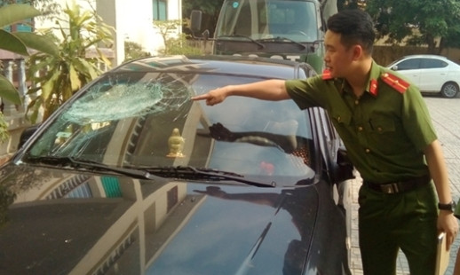 Mâu thuẫn khi uống nước, dùng dao, kiếm chém nhau loạn xạ