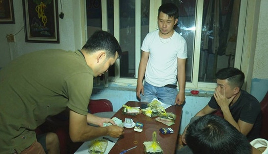 Phá ổ đánh bạc trong quán cà phê, thu giữ gần 100 triệu đồng