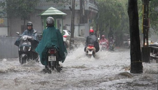 Hà Nội ngập sâu sau cơn mưa lớn, sinh hoạt người dân đảo lộn