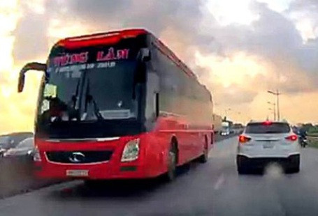 Xe khách ngang nhiên chạy ngược chiều trên quốc lộ 1A