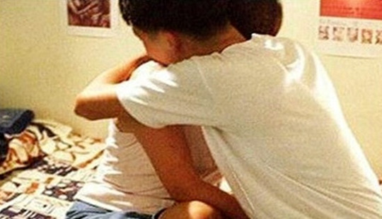 Đưa bé gái 12 tuổi về nhà sống như vợ chồng