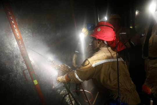 Sập mỏ bạch kim ở Nam Phi: Giải cứu 1.000 thợ mỏ, 800 người mắc kẹt