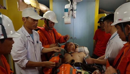 Cứu sống một thuyền viên bất tỉnh do bị tai nạn lao động trên biển