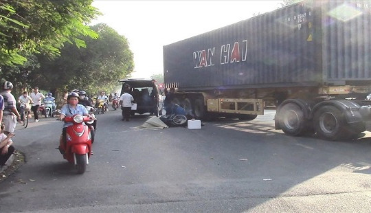 Người đàn ông tử vong sau cú va chạm với xe đầu kéo