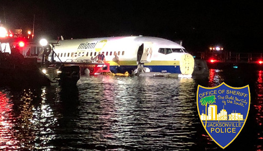 Boeing 737 chở 142 người trượt đường băng, lao xuống sông ở Mỹ