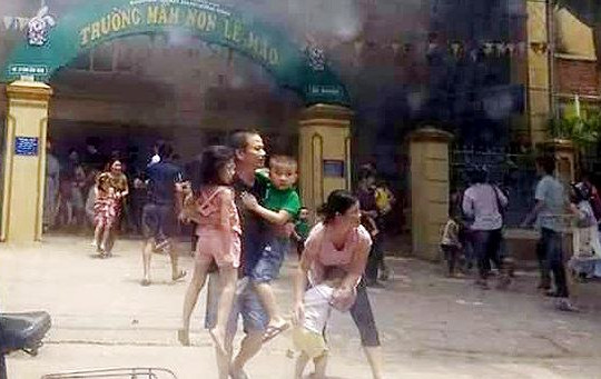 Cháy trường mầm non, người dân phá cổng cứu hàng trăm trẻ