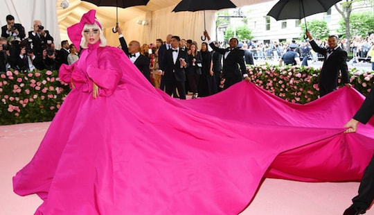 Lady Gaga lại gây bão với màn lột đồ trên thảm đỏ Met Gala 2019