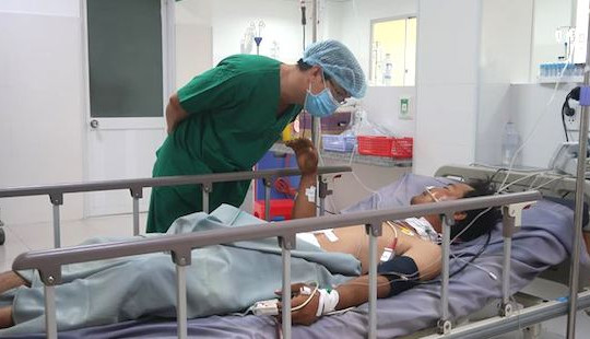 Cứu sống nam công nhân bị vỡ đại tràng do thanh sắt rơi trúng bụng