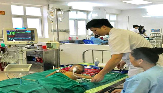 Cháu bé 5 tuổi bị sốc nhiễm trùng nghi do uống thuốc thầy lang