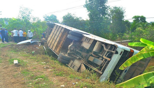 Ôtô chở công nhân lật ngang, 10 người bị thương