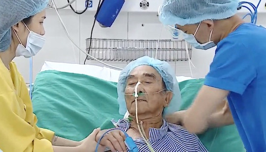 Cứu sống du khách nước ngoài 79 tuổi bị vỡ tim chỉ còn 1% cơ hội sống