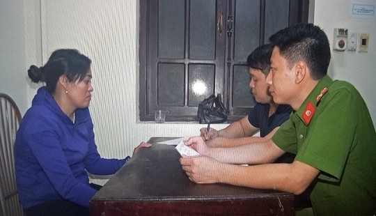 Con gái tưới xăng đốt mẹ ruột bị khởi tố tội giết người