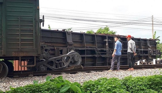 Tàu hàng trật bánh, đường sắt Bắc - Nam tê liệt