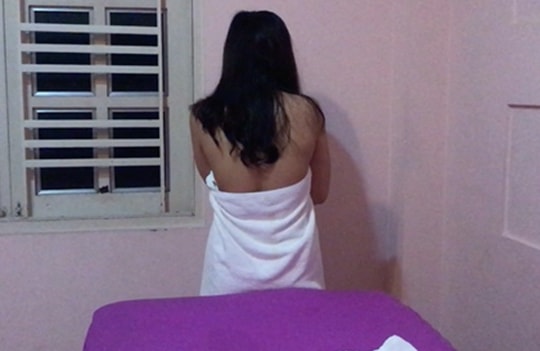 Nữ nhân viên massage thoát y, kích dục cho khách