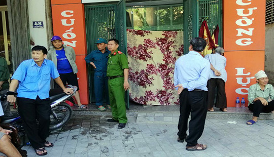 Nghịch tử dùng dao, kéo đâm bố tử vong