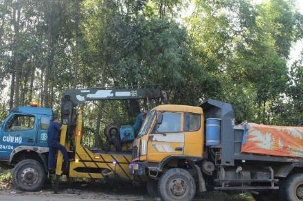 Tông vào đuôi xe tải, hai nam thanh niên trọng thương