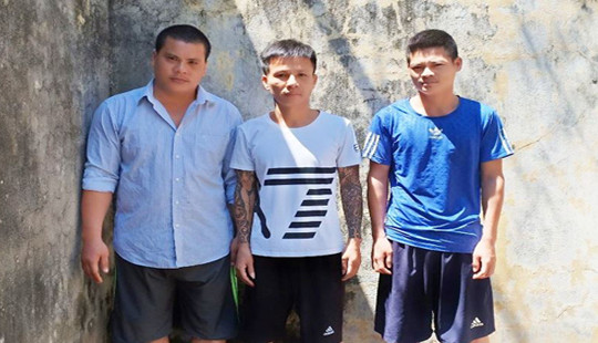 Dùng súng tự chế, mã tấu đòi tiền "bảo kê" máy gặt