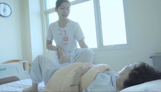 Tiêm thuốc trị đau khớp tại nhà, người phụ nữ bị liệt toàn thân