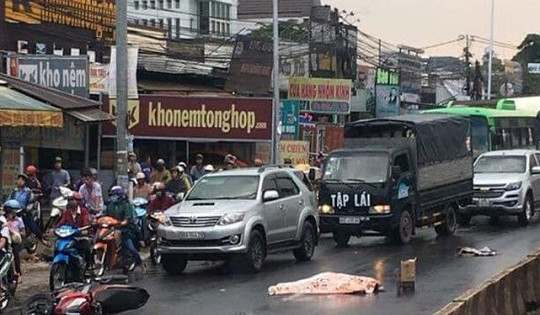 Xe máy ngã ra đường, người đàn ông bị xe tải cán tử vong