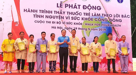 Bác sĩ đi bộ hưởng ứng hành trình "Thầy thuốc trẻ làm theo lời Bác"