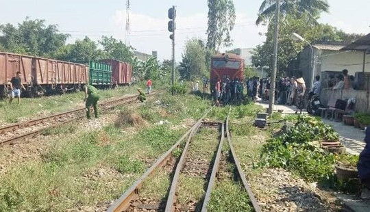 Nam thanh niên bị tàu tông chết vì nằm chắn ngang đường ray